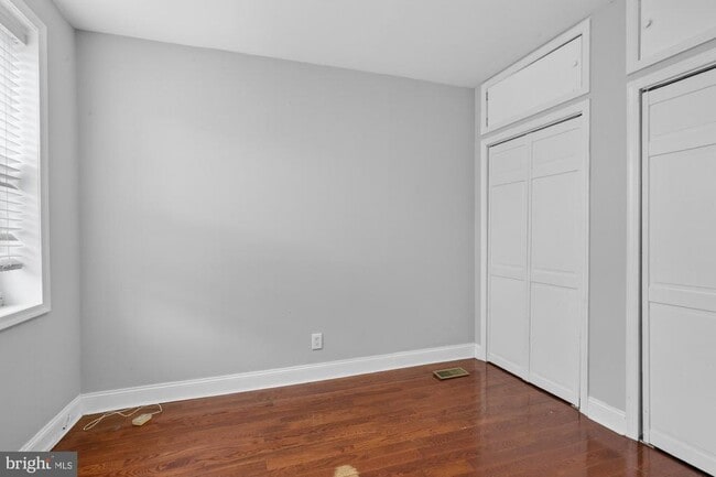 Building Photo - 2319 E Somerset St