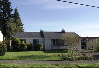Building Photo - Three Bedroom Rambler in the North End!