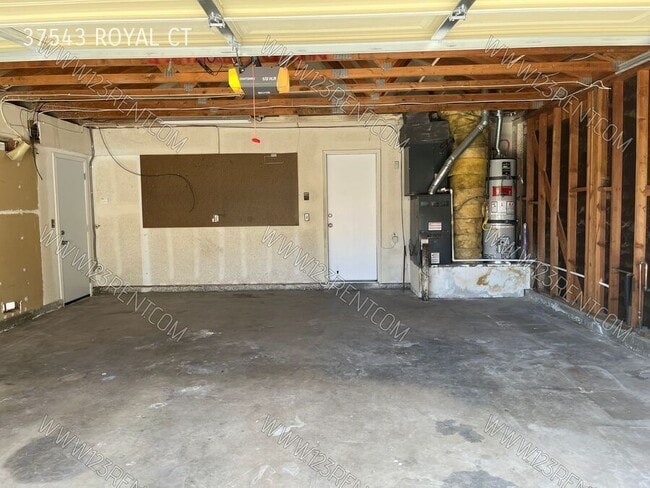 Building Photo - 37543 Royal Ct