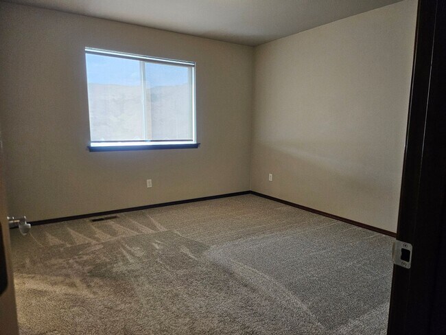 Building Photo - 3 Bedroom, 2.5 Bath House w/ fully fenced yard.