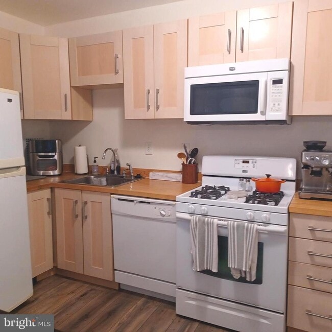 Building Photo - 3705 S George Mason Dr