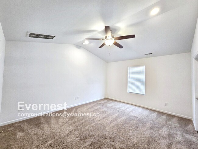 Building Photo - Spacious 3 Bed, 2.5 Bath Home with Attached Garage / Pet-Friendly / Vouchers Accepted / Available...