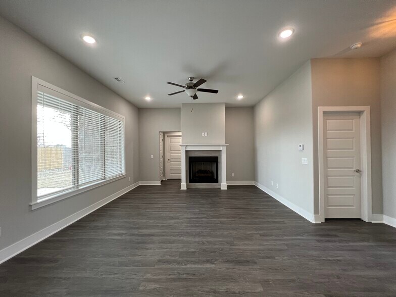 Building Photo - 6051 W Mecklin St