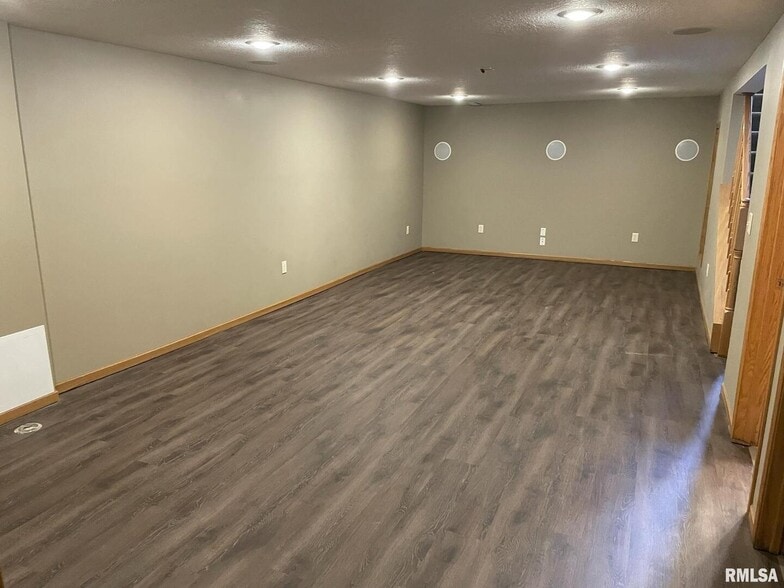 Building Photo - 2806 W 47th St