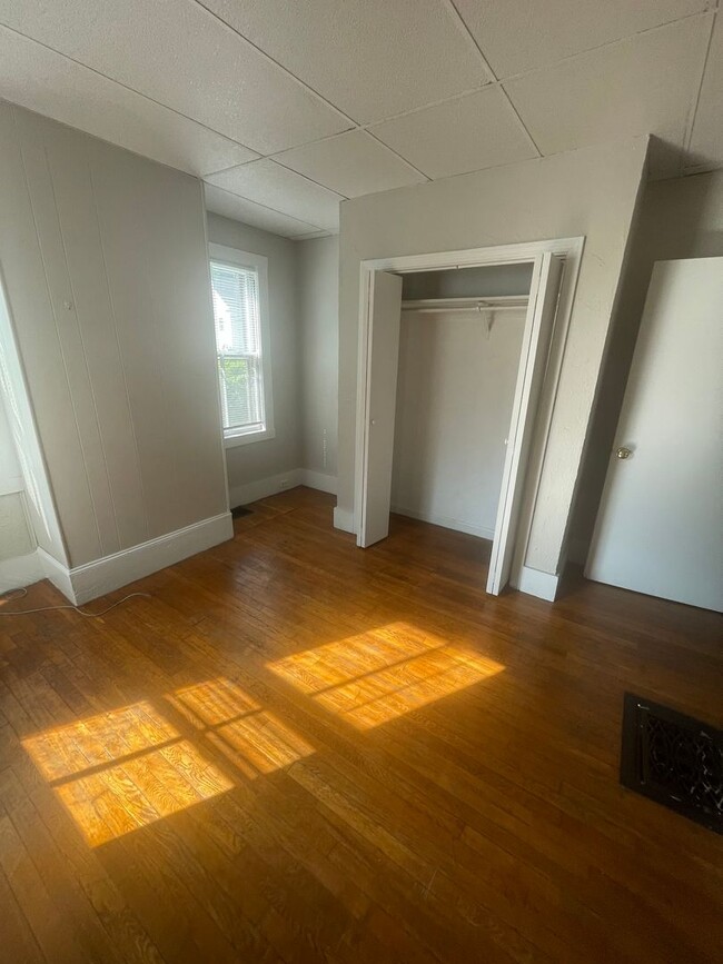 Building Photo - Large 2 bed unit right next to the Commute...