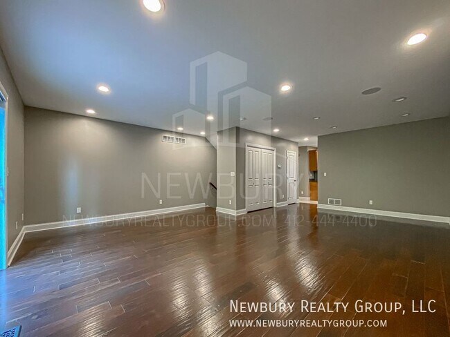 Building Photo - 147 Banksville Pl