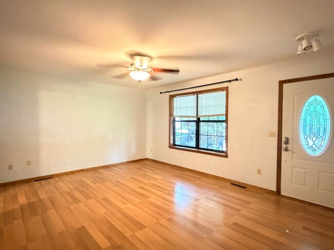 Building Photo - 2622 Camelot Ct