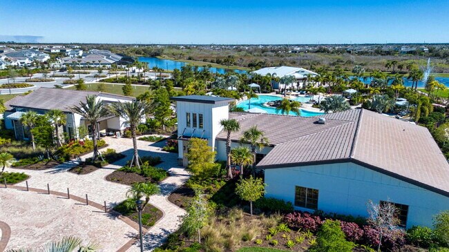 Building Photo - Spacious 5-Bed Retreat with Granite Elegance in Lakewood Ranch
