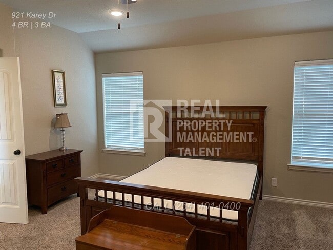 Building Photo - 921 Karey Dr