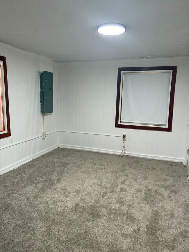 Building Photo - 3 Bedroom/1 bath House includes wi-fi, lawncare and security alarm