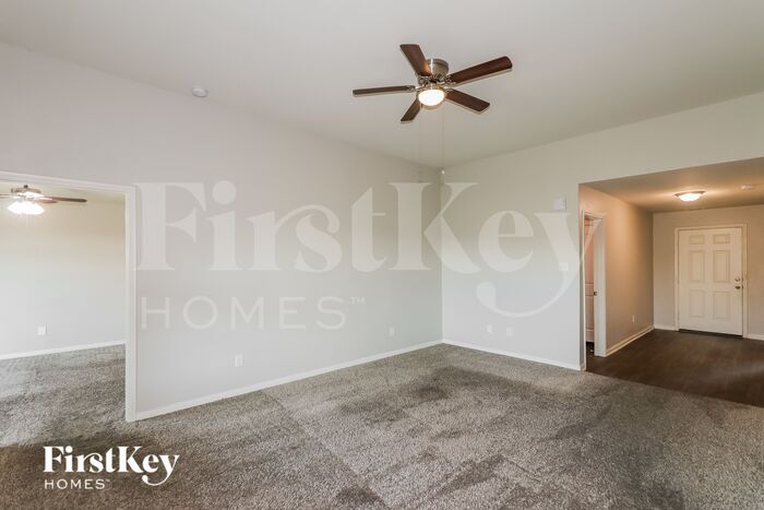 Building Photo - 3004 Oak Ln