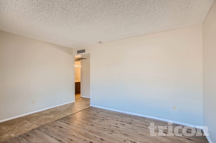 Building Photo - 4201 W Sunnyside Ave