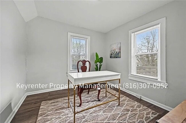 Building Photo - 4 Bedroom 2 bath