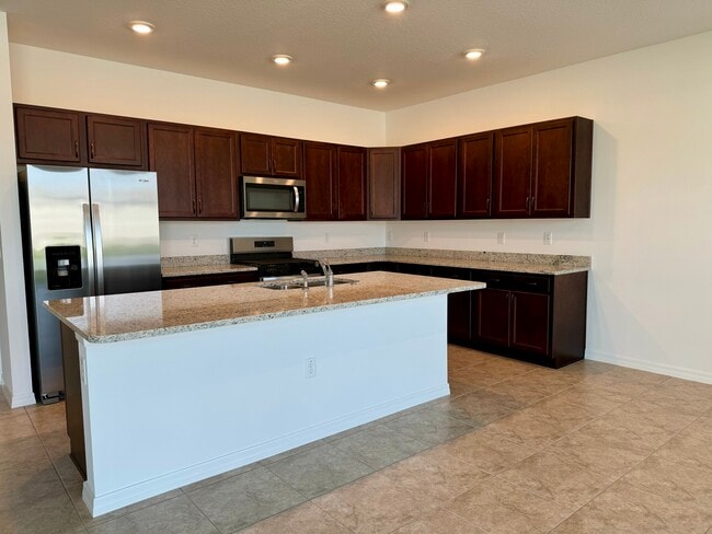 Building Photo - 5670 SW 77th Ave