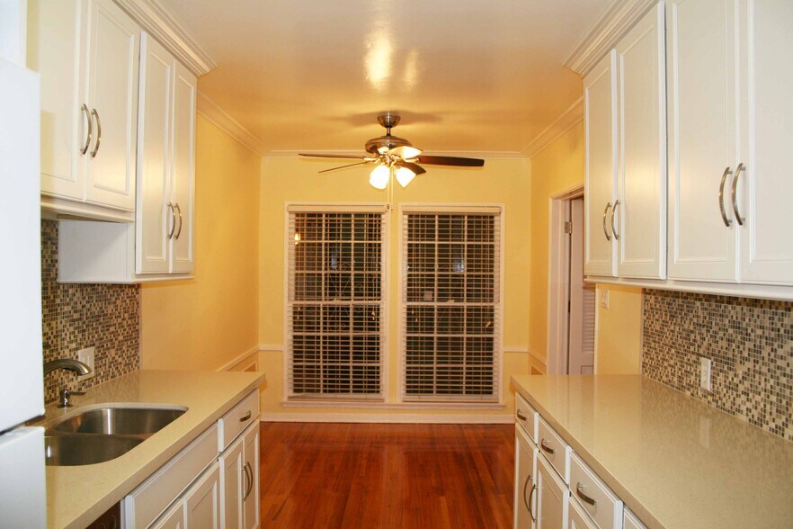 Building Photo - 831 Alandele Ave