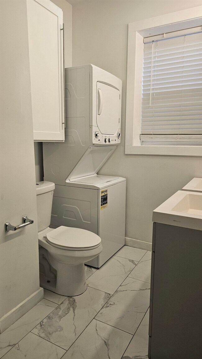 Building Photo - 215 Mallory Ave