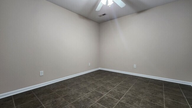 Building Photo - Spacious Condo For Lease