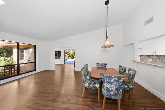 Building Photo - 2225 SW Creekside Dr