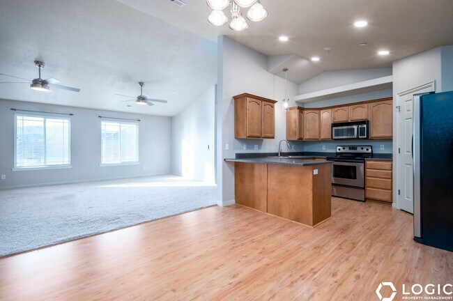 Building Photo - Spacious Condo in Great Location!