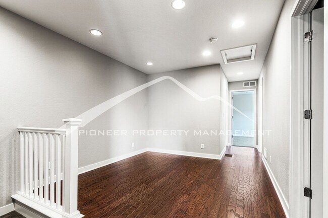 Building Photo - Lovely Townhome with Central AC and Washer/Dryer!