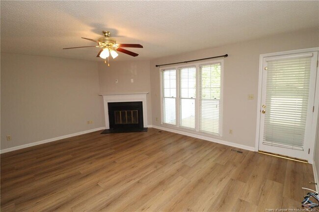 Building Photo - 118 Planetree Ln