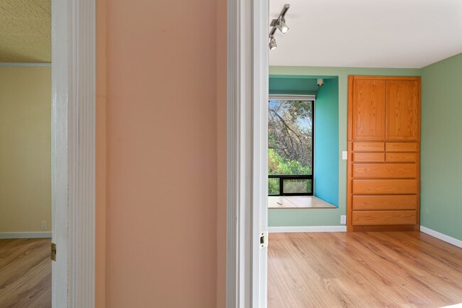 Building Photo - 3 Bedroom 1 Bath