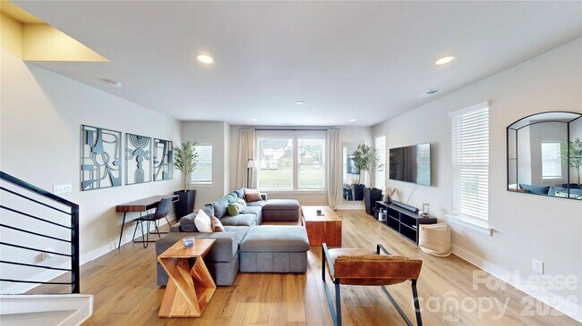 Building Photo - 2115 Isom St