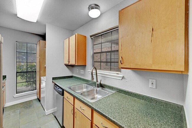 Building Photo - 1601 Faro Dr