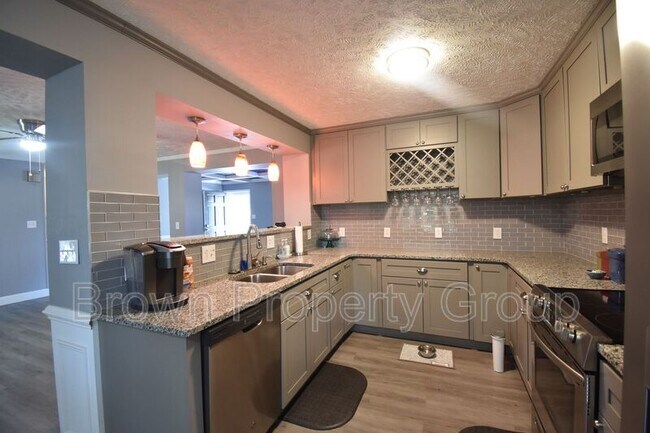 Building Photo - 823 Southview Cir