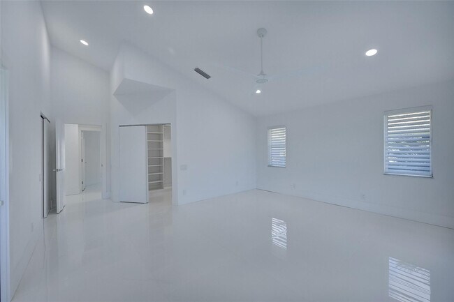 Building Photo - 6014 Golf Villas Dr