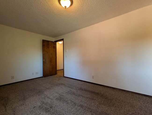 Building Photo - Cute 3 Bedroom, 1 Bath Duplex In Eugene!