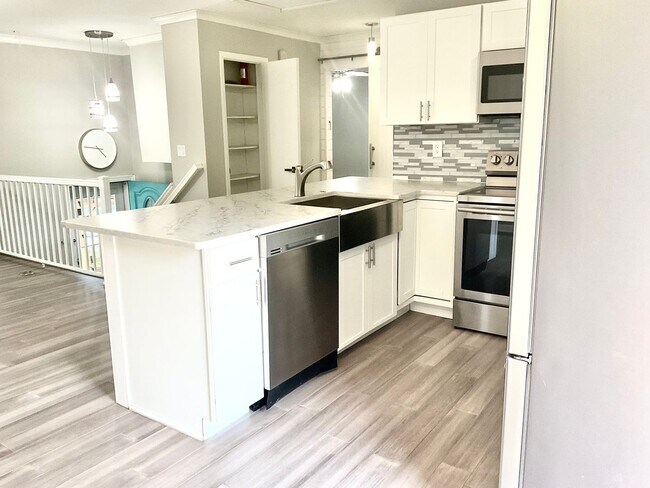 Building Photo - 4 bedroom home on Keith for Rent