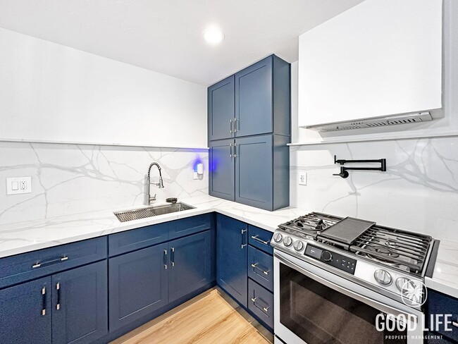 Building Photo - PRICE REDUCTION! 2BR in Gated Community | Pool, Jacuzzi & Balcony