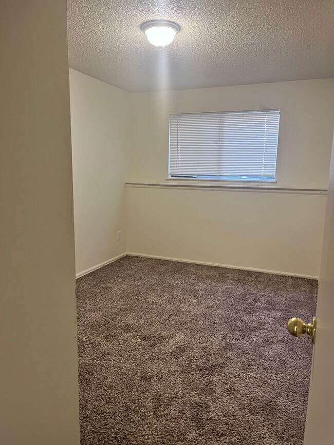 Building Photo - 127 W 45th St