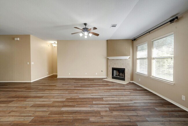 Building Photo - Spacious 4-Bedroom Gem with Office in Desi...