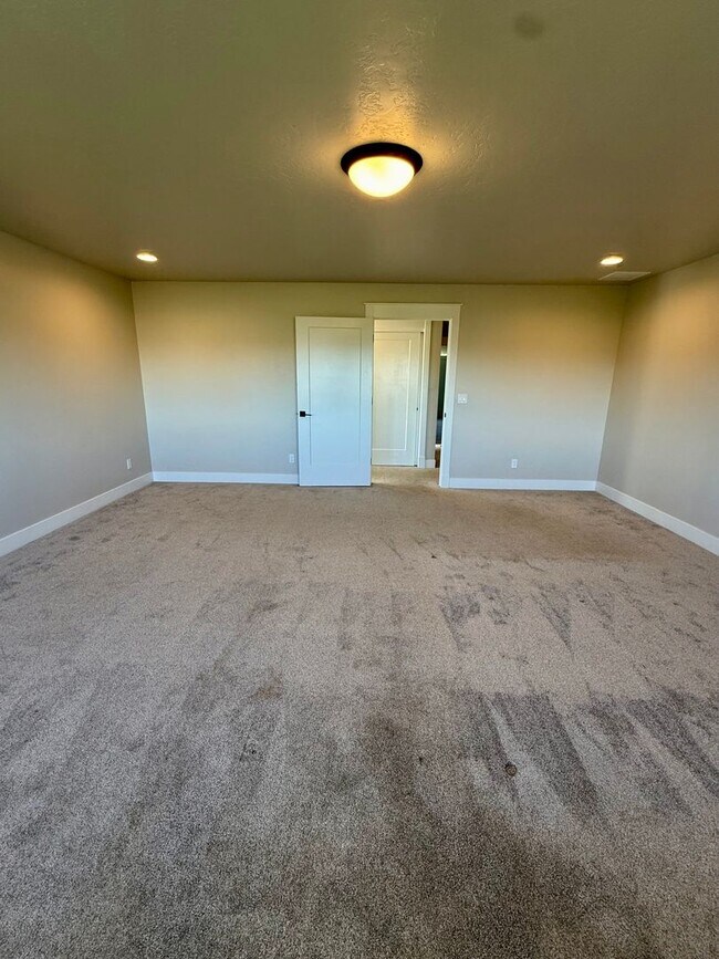 Building Photo - Welcome to this stunning 5-bedroom, 3.5-ba...