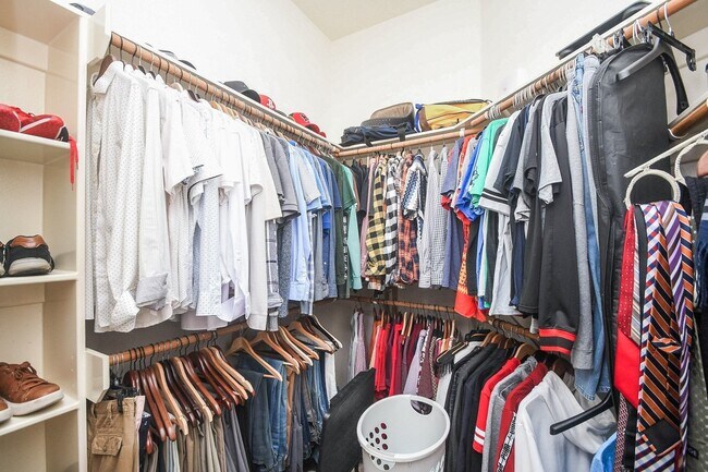 Building Photo - 5823 Knollwood Tr