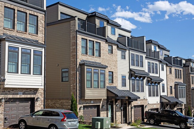 Primary Photo - Spacious Cascadia Townhome With Rooftop Te...