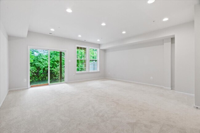 Building Photo - 309 Spring Bank Way
