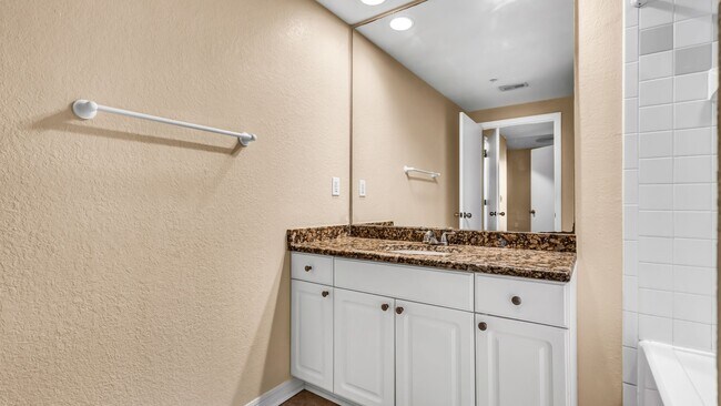 Building Photo - Great South Tampa 1st Floor 2BR/2BA Condo ...