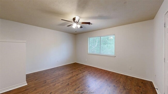 Building Photo - 1915 Pine Tree Dr