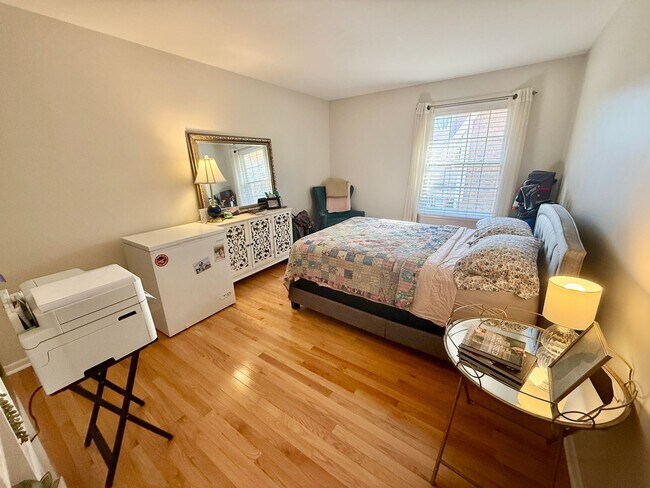 Building Photo - Walkable Green Hills Condo- 2 Bed 1.5 Bath $1800/mo