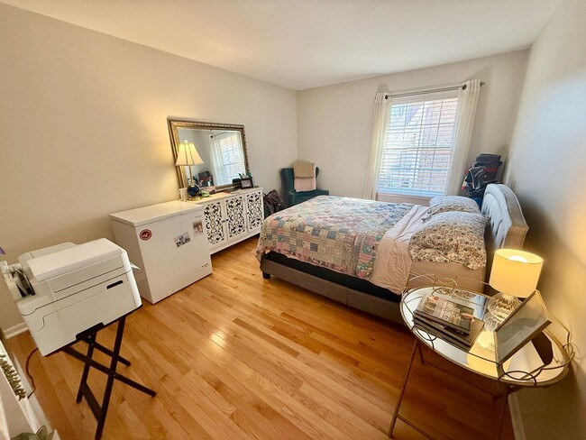 Building Photo - Walkable Green Hills Condo- 2 Bed 1.5 Bath $1900/mo