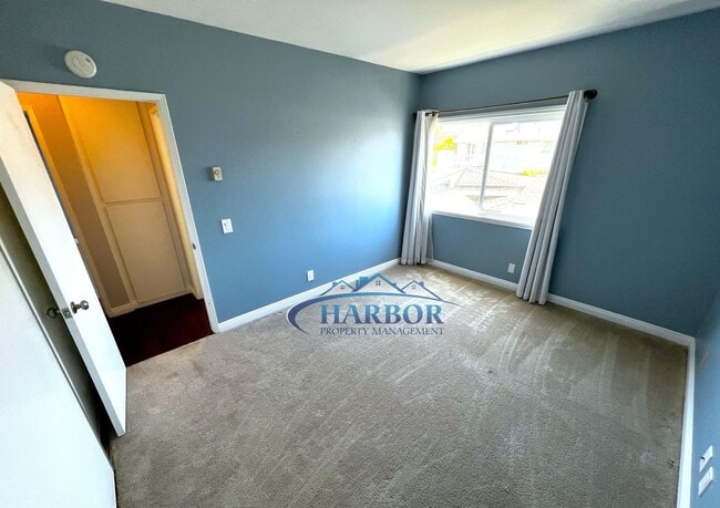 Building Photo - Charming 2-Bed 2-Bath with Private Deck & ...