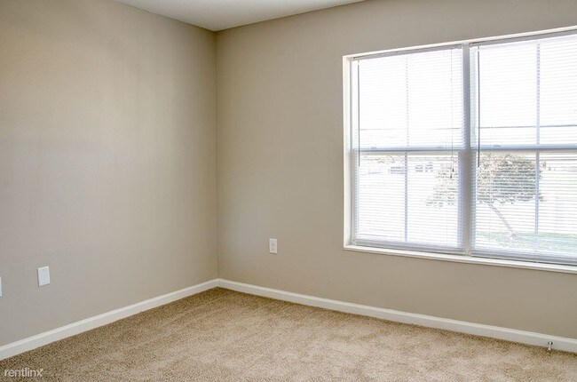 Building Photo - 3 br, 1 bath Apartment - Brennan Pointe II