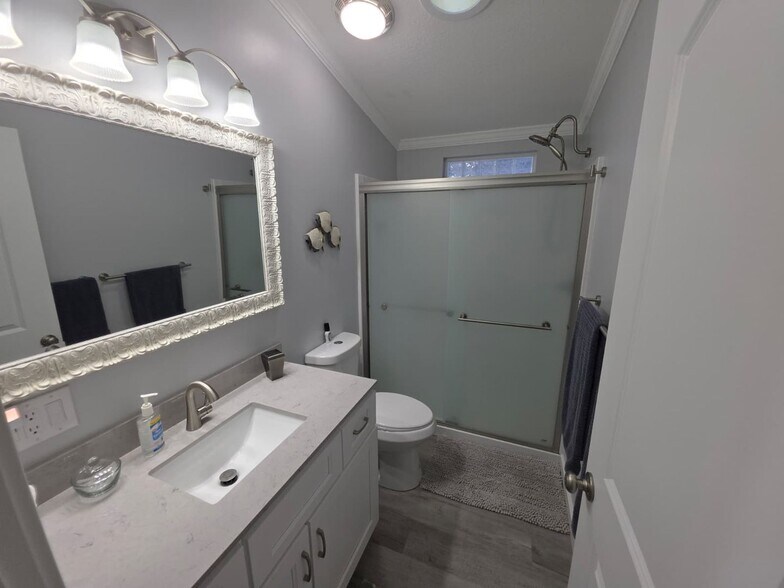Building Photo - Newly Remodeled / Furnished 2 Bedroom / 2 Bathroom
