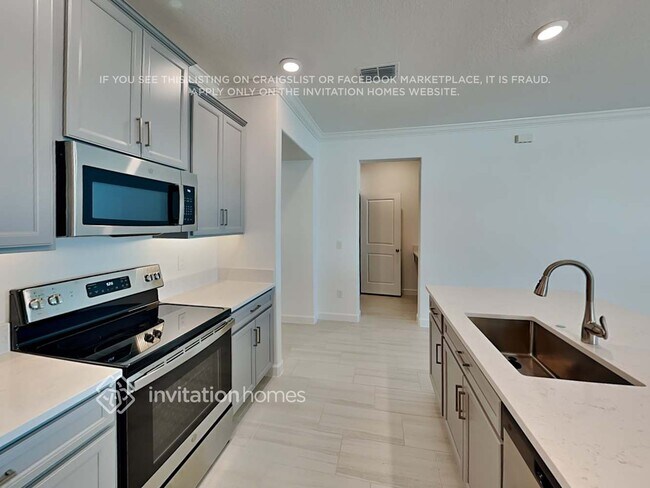 Building Photo - 14246 17 Ct E