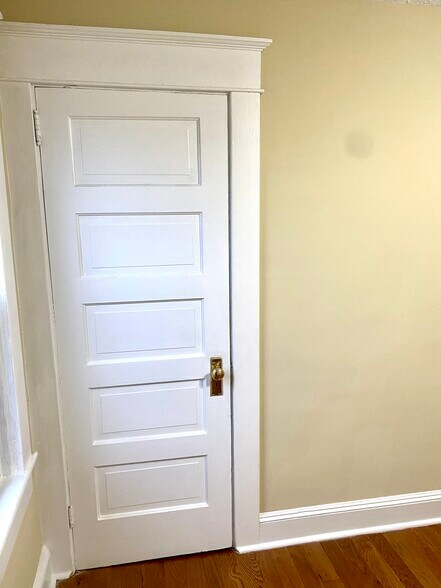 Building Photo - 223 E Mountain Rd