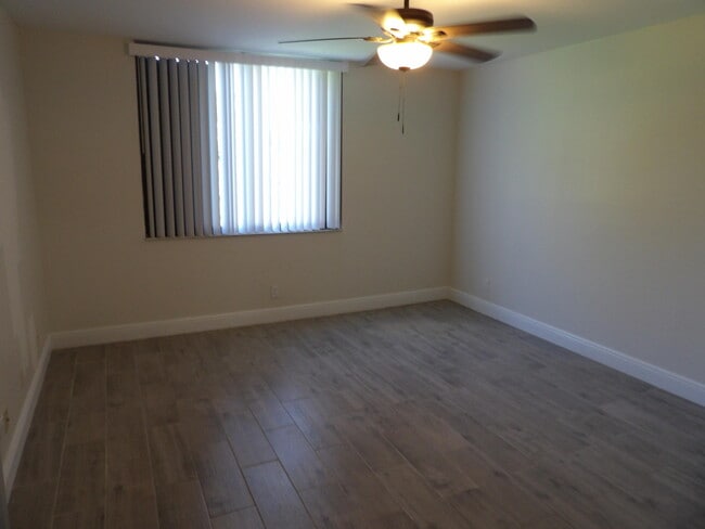 Building Photo - 3845 Victoria Dr