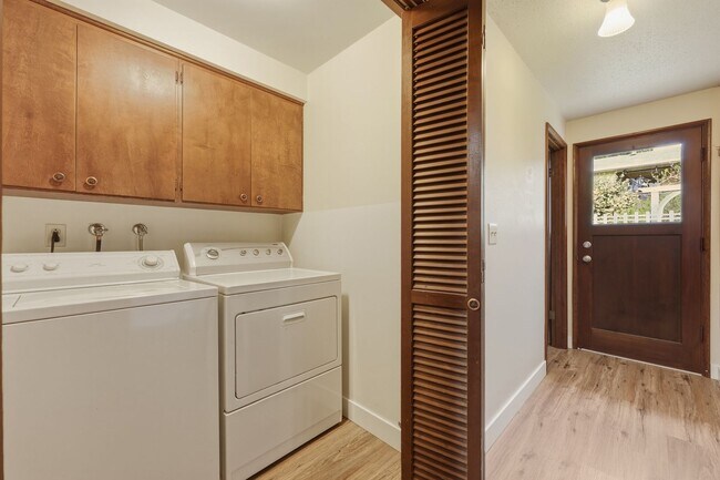 Building Photo - Move in ready NOW! Desirable west side location! 2 bed/ 1.75 bath. Olympia school district.